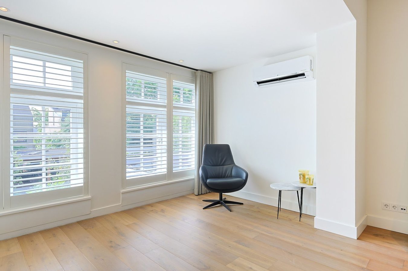 witte-houten-jaloezieën-badkamer
